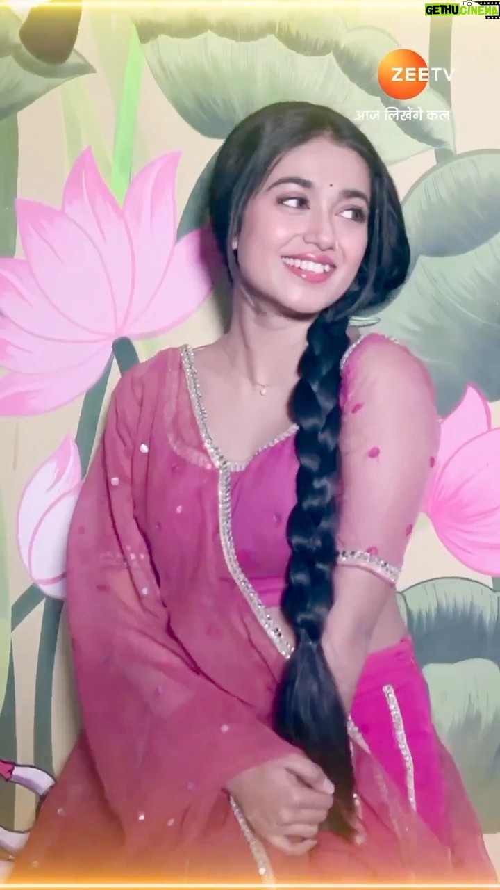Neeharika Roy Instagram - @zeetv Radha ka haseen nazraana, bana dega aapko bhi uska deewaana. ❤️ #PyaarKaPehlaNaamRadhaMohan #ZeeOnTheGoReels Dekho Kahin Bhi Kabhi Bhi #Zee5 App Par. #neeharikaroy #radha #pyaarkapehlanaamradhamohan