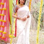 Neeharika Roy Instagram - हमें तुम बिन, कोई जंचता नहीं, हम क्या करें, तुम्ही कह दो, अब ऐ जानेवफ़ा, हम क्या करें 💐 #neeharikaroy #radha #holi #bts Filmcity Goregaon