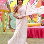 Neeharika Roy Instagram - हमें तुम बिन, कोई जंचता नहीं, हम क्या करें, तुम्ही कह दो, अब ऐ जानेवफ़ा, हम क्या करें 💐 #neeharikaroy #radha #holi #bts Filmcity Goregaon