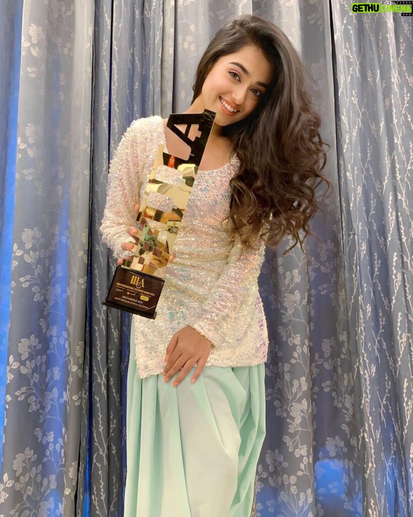 Neeharika Roy Instagram - Adding another feather to my cap of achievements! 🏆🧿 Loved this Patiyala Suit, made and gifted by @abu_bakar_1303 💚🤗 #neeharikaroy #mostpopularactress #television #iiia #iiiawards