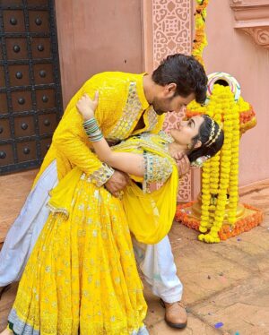 Neeharika Roy Instagram - Kesariya tera ishq hai piya🌼...

.
#neeharikaroy #radha #mohan #pyaarkapehlanaamradhamohan #zra2022 #kesariya #zeetv
