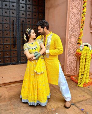 Neeharika Roy Instagram - Kesariya tera ishq hai piya🌼...

.
#neeharikaroy #radha #mohan #pyaarkapehlanaamradhamohan #zra2022 #kesariya #zeetv