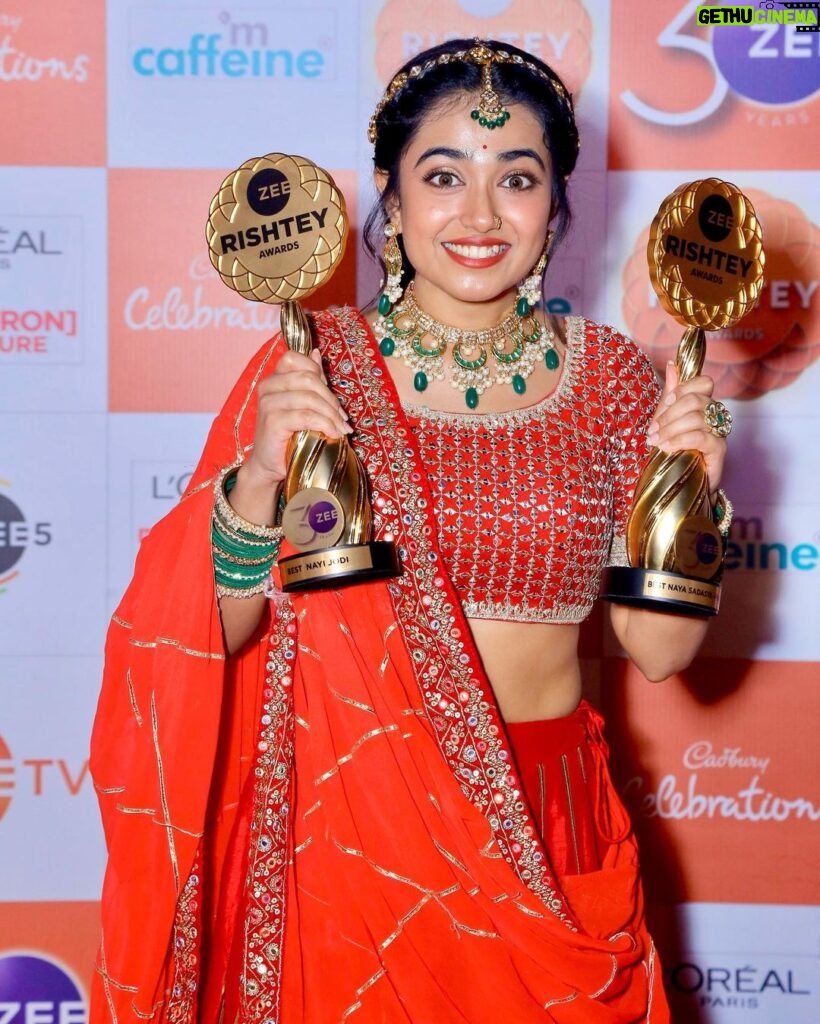 Neeharika Roy Instagram - Winning an award is always an amazing moment of life ... Specially ZEE RISHTEY AWARDS❤ 🌟BEST NAYI JODI 🌟BEST NAYA SADASYA - FEMALE Winning this award would not have been possible without the support of my Parents and our wonderful people from @studiolsd_ ... These are the people from whom I have derived the strength to overcome challenges to perform better at every stage. I’m Thankful to @studiolsd TEAM PYAAR KA PEHLA NAAM - RADHA MOHAN ❤ @zeetv @zee5shows