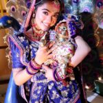 Neeharika Roy Instagram - जो है मेरा सब है तेरा तुझपे है ये जीवन अर्पण इन चरणो मे फूल चढाने आयी तेरी राधा मोहन !! 🦚💙 #neeharikaroy #radha