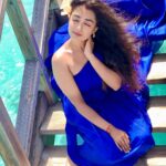 Neeharika Roy Instagram – लहरों पे नाचें किरणों की परियाँ
मैं खोई, जैसे सागर में नदियाँ💙

#neeharikaroy