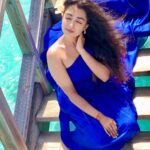 Neeharika Roy Instagram - लहरों पे नाचें किरणों की परियाँ मैं खोई, जैसे सागर में नदियाँ💙 #neeharikaroy