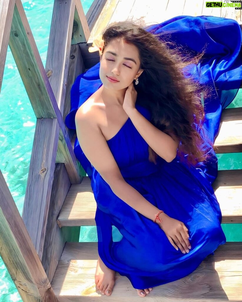 Neeharika Roy Instagram - लहरों पे नाचें किरणों की परियाँ मैं खोई, जैसे सागर में नदियाँ💙 #neeharikaroy