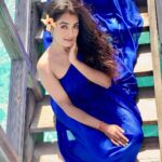 Neeharika Roy Instagram - लहरों पे नाचें किरणों की परियाँ मैं खोई, जैसे सागर में नदियाँ💙 #neeharikaroy