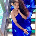 Neeharika Roy Instagram - लहरों पे नाचें किरणों की परियाँ मैं खोई, जैसे सागर में नदियाँ💙 #neeharikaroy