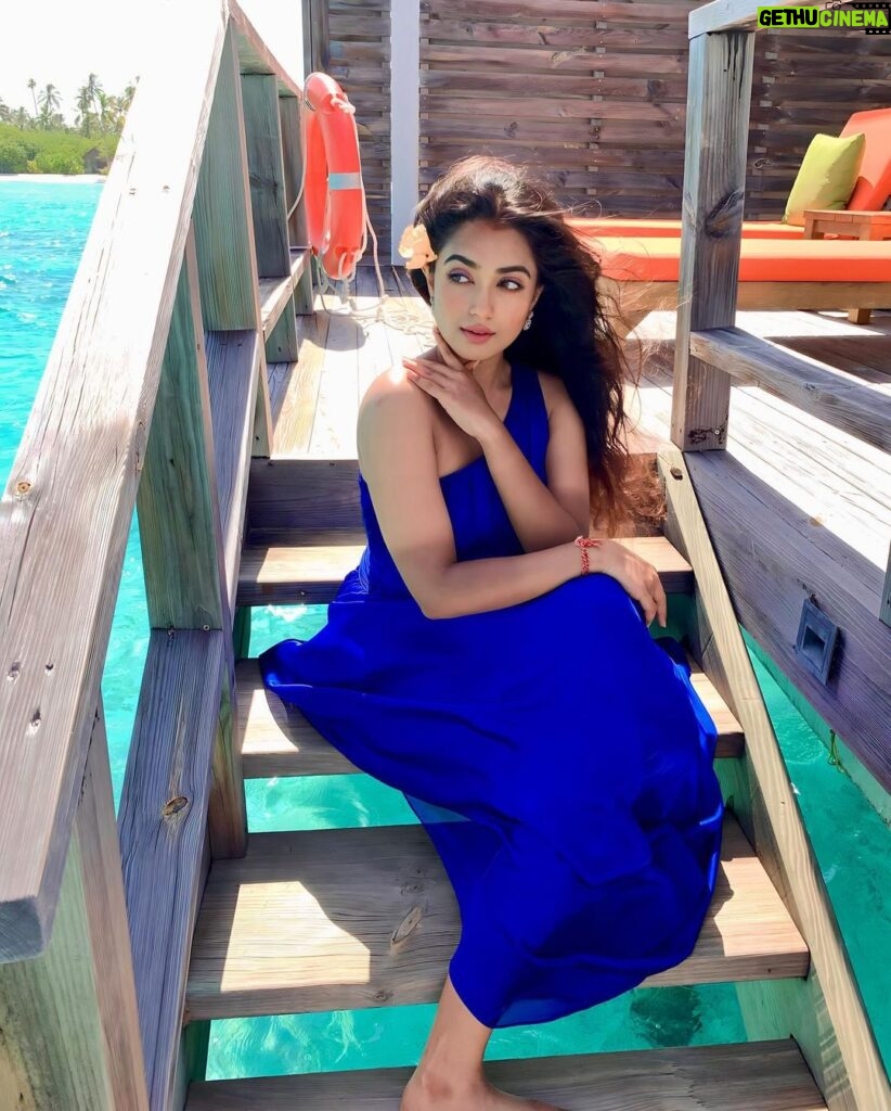 Neeharika Roy Instagram - लहरों पे नाचें किरणों की परियाँ मैं खोई, जैसे सागर में नदियाँ💙 #neeharikaroy