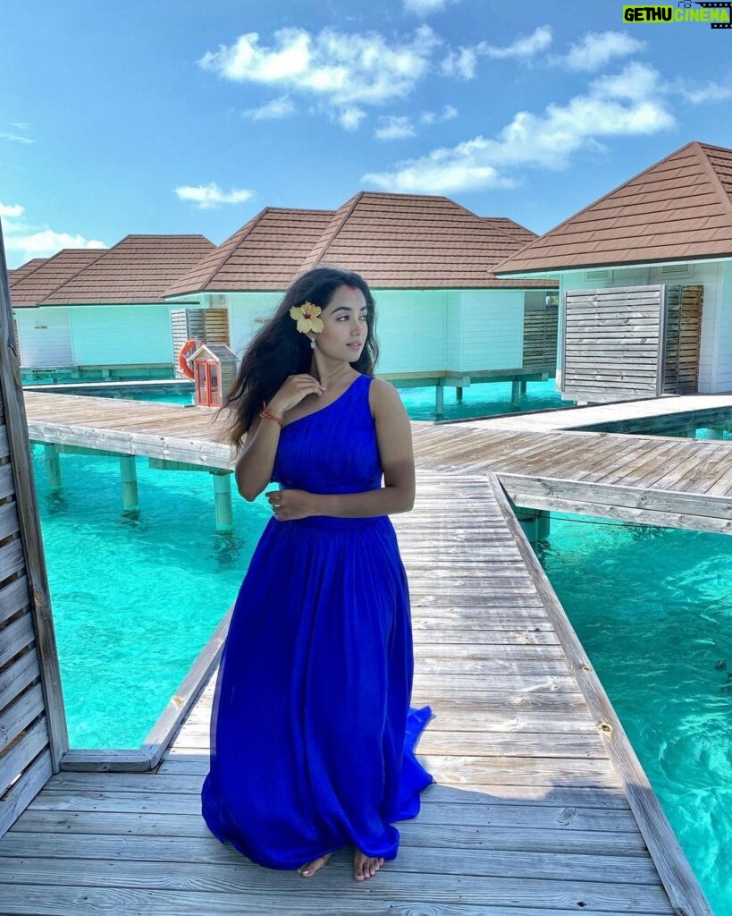 Neeharika Roy Instagram - It’s a Blue-tiful day 💙🩵 #neeharikaroy #maldives Siyam World