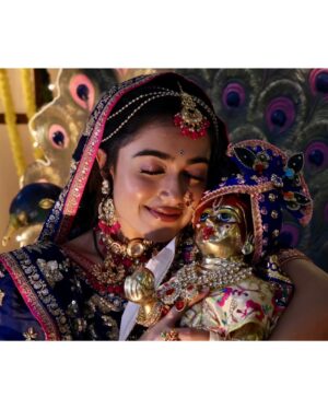 Neeharika Roy Instagram - जो है मेरा सब है तेरा
तुझपे है ये जीवन अर्पण
इन चरणो मे फूल चढाने
आयी तेरी राधा मोहन !! 🦚💙

#neeharikaroy #radha