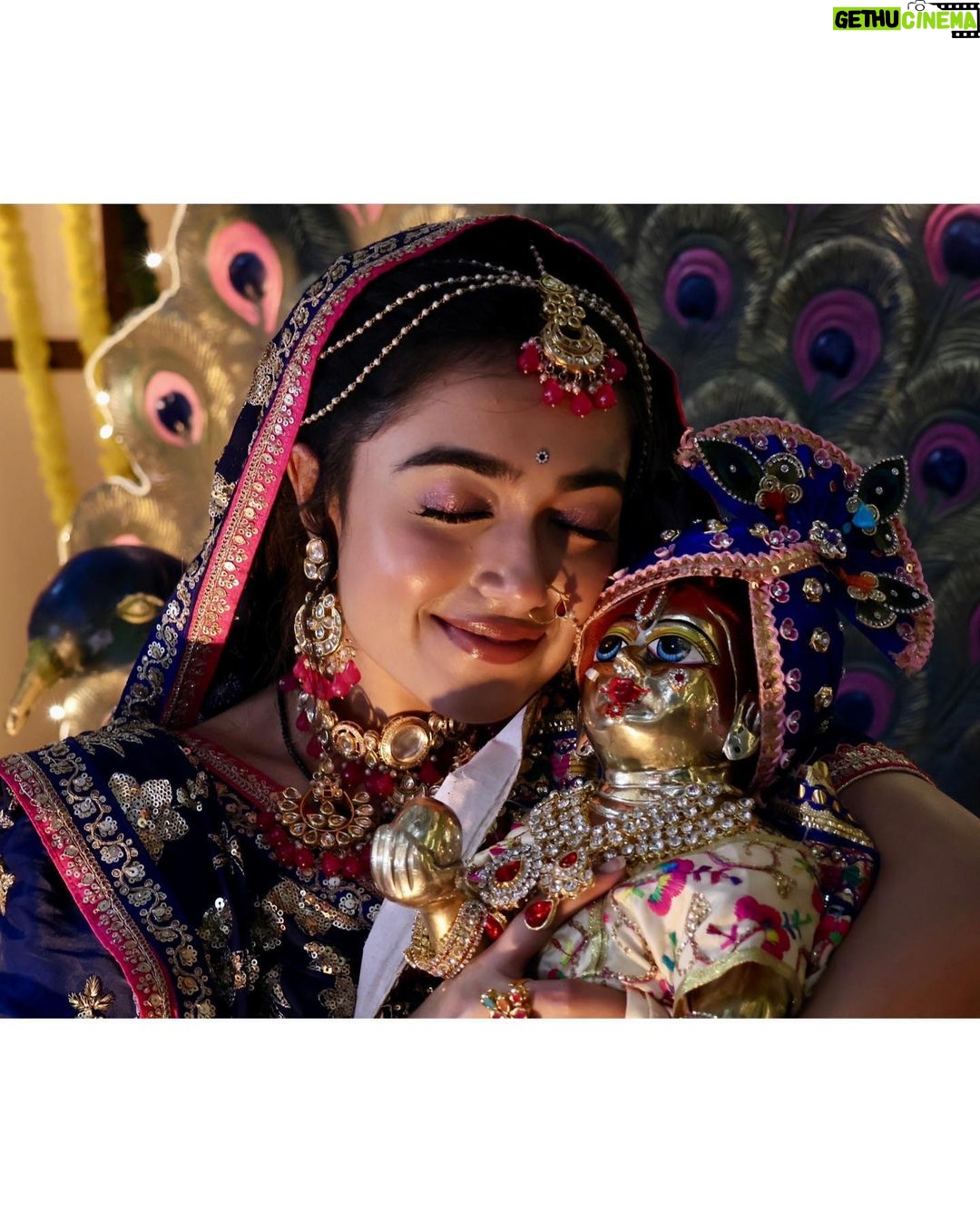 Neeharika Roy - 30.4K Likes - जो है मेरा सब है तेरा
तुझपे है ये जीवन अर्पण
इन चरणो मे फूल चढाने
आयी तेरी राधा मोहन !! 🦚💙
#neeharikaroy #radha