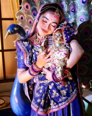 Neeharika Roy Instagram - जो है मेरा सब है तेरा
तुझपे है ये जीवन अर्पण
इन चरणो मे फूल चढाने
आयी तेरी राधा मोहन !! 🦚💙

#neeharikaroy #radha