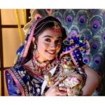 Neeharika Roy Instagram - जो है मेरा सब है तेरा तुझपे है ये जीवन अर्पण इन चरणो मे फूल चढाने आयी तेरी राधा मोहन !! 🦚💙 #neeharikaroy #radha