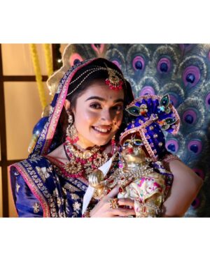 Neeharika Roy Instagram - जो है मेरा सब है तेरा
तुझपे है ये जीवन अर्पण
इन चरणो मे फूल चढाने
आयी तेरी राधा मोहन !! 🦚💙

#neeharikaroy #radha