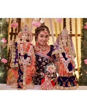 Neeharika Roy Instagram - जो है मेरा सब है तेरा
तुझपे है ये जीवन अर्पण
इन चरणो मे फूल चढाने
आयी तेरी राधा मोहन !! 🦚💙

#neeharikaroy #radha