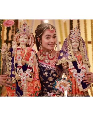 Neeharika Roy Instagram - जो है मेरा सब है तेरा
तुझपे है ये जीवन अर्पण
इन चरणो मे फूल चढाने
आयी तेरी राधा मोहन !! 🦚💙

#neeharikaroy #radha