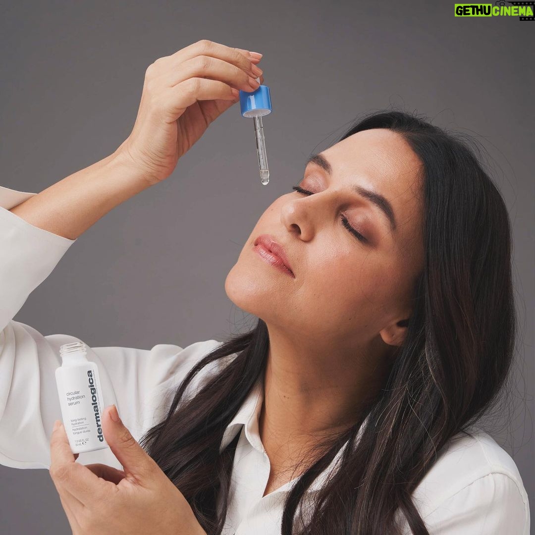 Neha Dhupia Instagram - My skin stays hydrated even during winters with @dermalogicain circular hydration serum! Enriched with hyaluronic acid for deep hydration, making my skin supple and radiant π Available at a dermalogica partner salon near you or on dermalogica.in #dermalogica #dermalogicain #treatitall #healthyskin #skinwetreatitall #glowingskin