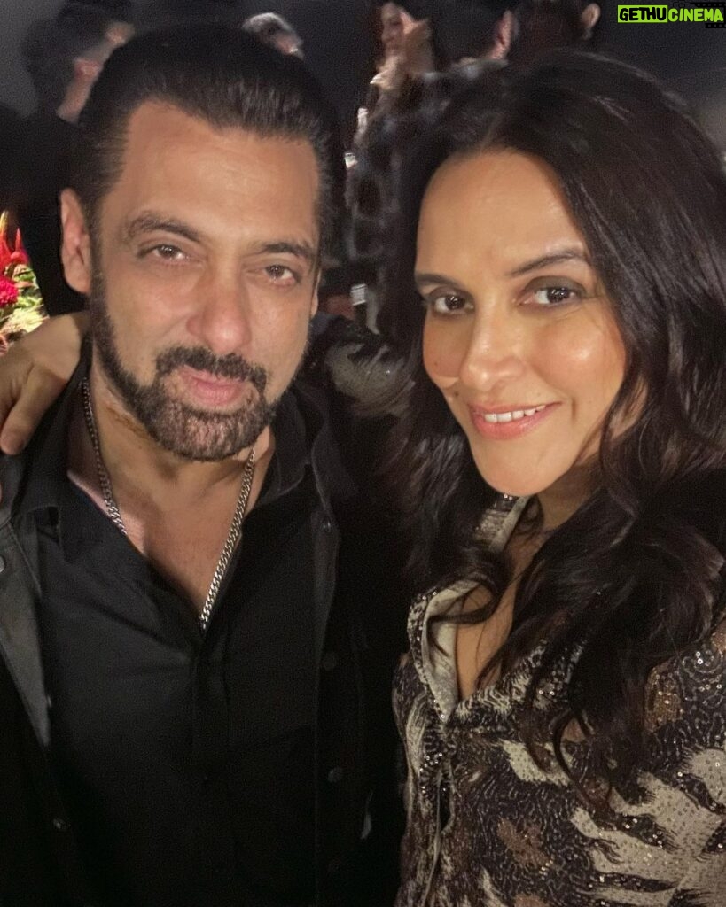 Neha Dhupia Instagram - Ok that escalated fast … from date night with husband ❤to a birthday bash for the books !!!! 😍 Happy birthday to the coolest @beingsalmankhan 😍 Last pic photo credit 📸 @iambobbydeol 👌😻👉 sahi ! . . . . . . . . 👗 @rannagill 💄 @mitavaswani