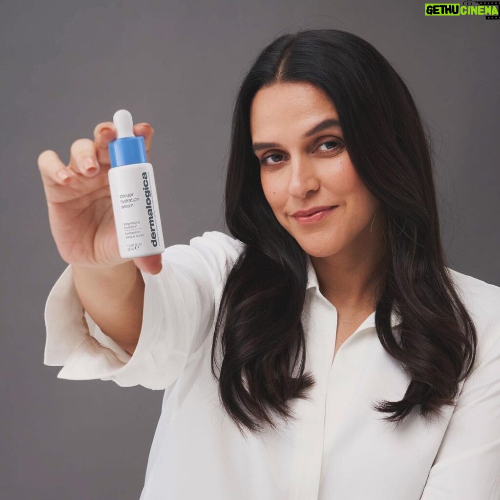 Neha Dhupia Instagram - My skin stays hydrated even during winters with @dermalogicain circular hydration serum! Enriched with hyaluronic acid for deep hydration, making my skin supple and radiant 💙 Available at a dermalogica partner salon near you or on dermalogica.in #dermalogica #dermalogicain #treatitall #healthyskin #skinwetreatitall #glowingskin