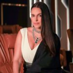 Neha Dhupia Instagram - An undisputable style icon, the effervesent Neha Dhupia (@nehadhupia) can pull off anything from glam cocktail gowns to edgy pantsuits. 💅🏼 Dhupia believes in fashion that lets your personality shine rather than what validates a trend. “Motherhood has made me practically fashionable,” the actor tells us as she shoots for HT City Showstoppers. Dhupia defines her current style as comfortable yet chic and she prefers basic and tone-on-tone palettes. Here, the actor is wearing a sleeveless monochromatic gown from Shantnu & Nikhil (@shantanunikhil) @snbyshantanunikhil , paired with an elegant diamond and emerald necklace by @naulakhajewellers An elegant look for a date night as well as glam cocktail functions. 💯 Styling & creative direction: Shara Ashraf (@sharaashraf) Production: Soumya Vajpayee (@soumyavajpayee16), Zahera Kayanat (@kayanaaaaat) Story: Shweta Sunny (@shweta__sunny) Video: Smriti Jha (@photographsbysmriti) Makeup and hair: Vipul Chudasama (@vipulchudasamaofficial) and Pooja Chudasama (@poojacofficial) Location: Taj Lands End, Mumbai (@tajlandsend) #nehadhupia #nehadhupiafans #nehadhupiafc #naulakhajewellers #shantanunikhil #cocktails #cocktail #cocktaildress #cocktaildresses #wedding #weddingseason #weddingwear #weddingoutfit #weddingoutfits #shaadiseason #shaadilove #weddinginspiration #fashion #fashioninsta #fashionstyle #style #fashionnova #fashiongram #fashionista #htcityshowstoppers @nehadhupia.fc @nehadhupia.fp @_nehadhupia_fc @neha.dhupia_fans @nehadhupiafanclub