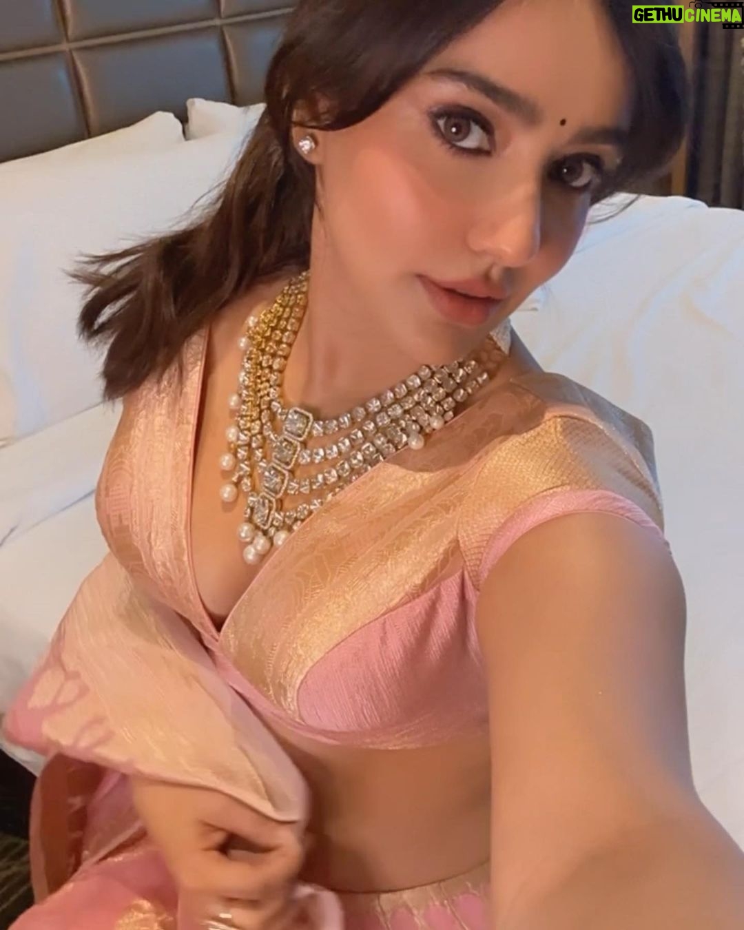 Neha Sharma Instagram - सर्व मंगल मांगल्ये शिवे सर्वार्थ साधिके शरण्ये त्र्यम्बके गौरी नारायणी नमोस्तुते। शरदीय नवरात्रि की हार्दिक शुभकामनाएं! Gujarat, India