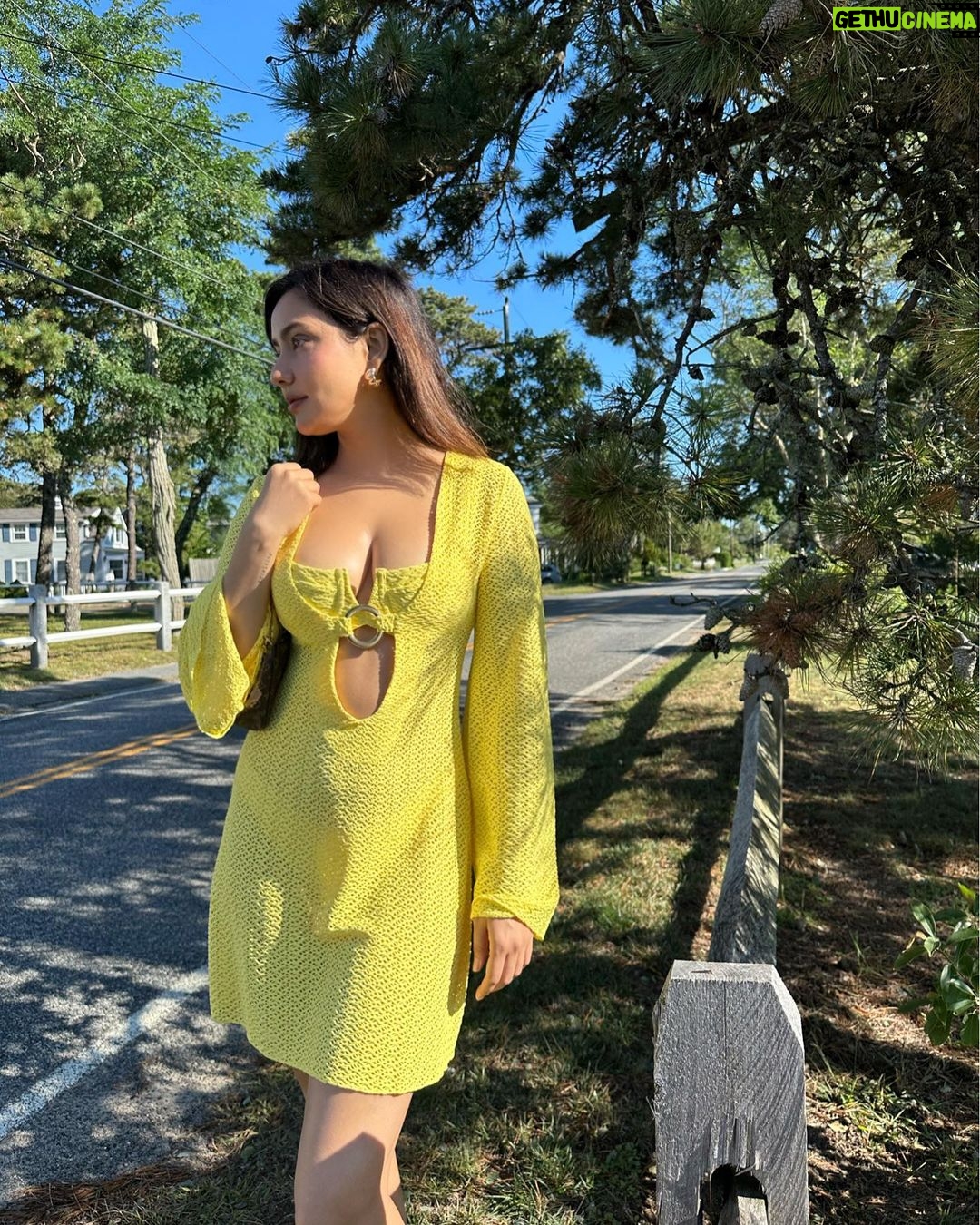 Neha Sharma Instagram - Hello sunshine! 💛💛