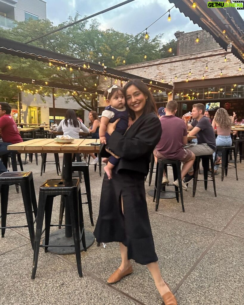 Neha Sharma Instagram - Living the best aunty life with my angel..loving being your Masi ❤️🧿 #justmilliethings #masiandMillie Chicago, Illinois