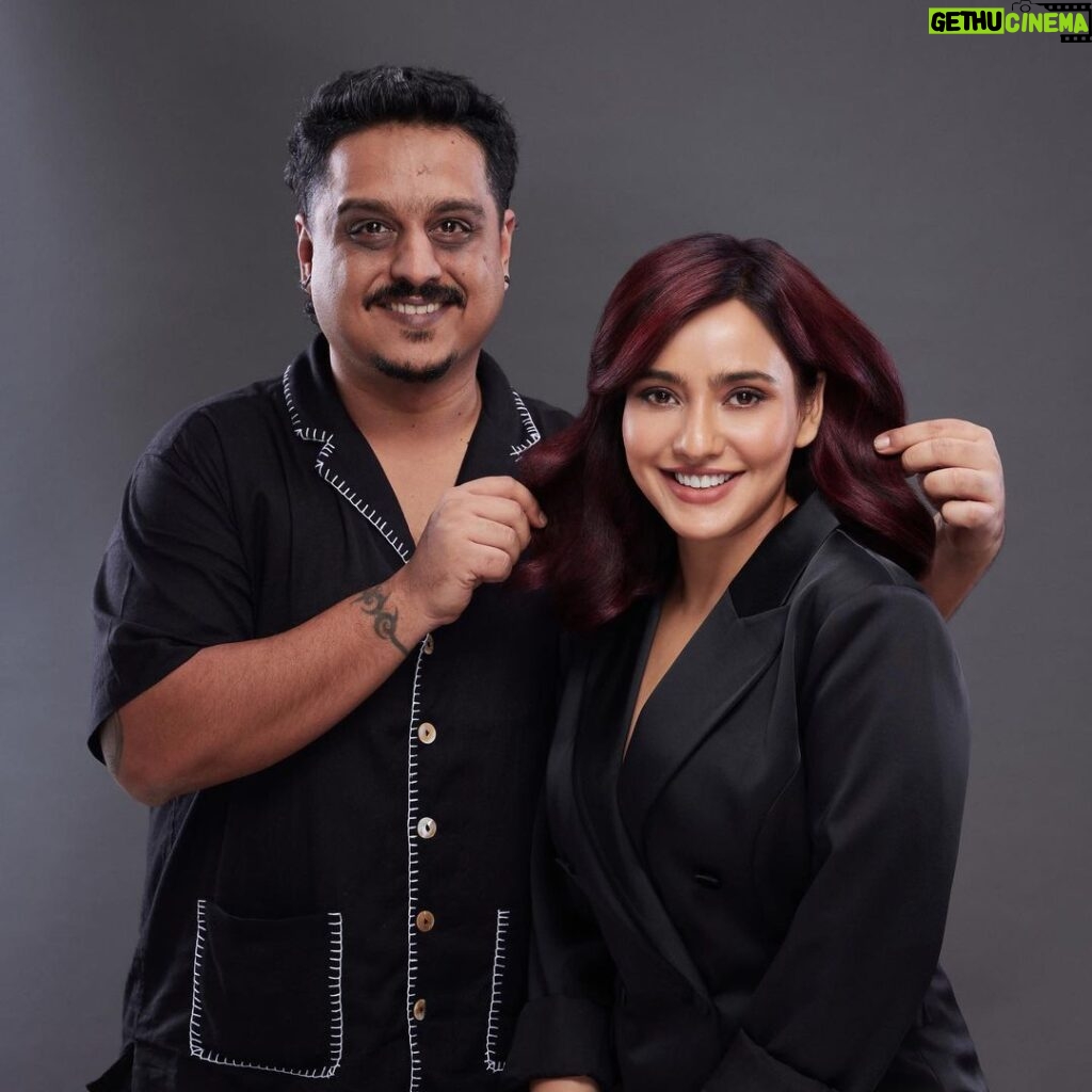 Neha Sharma Instagram - I found my perfect shade of red!❣️ Thank you @dhruv.abichandani & @lorealpro_education_india for this dynamic hair color transformation! #Ad #HairColor #LorealProInReds #LorealProfIndia #LorealProIndia #LproReds #iNOAreds #shadesofred