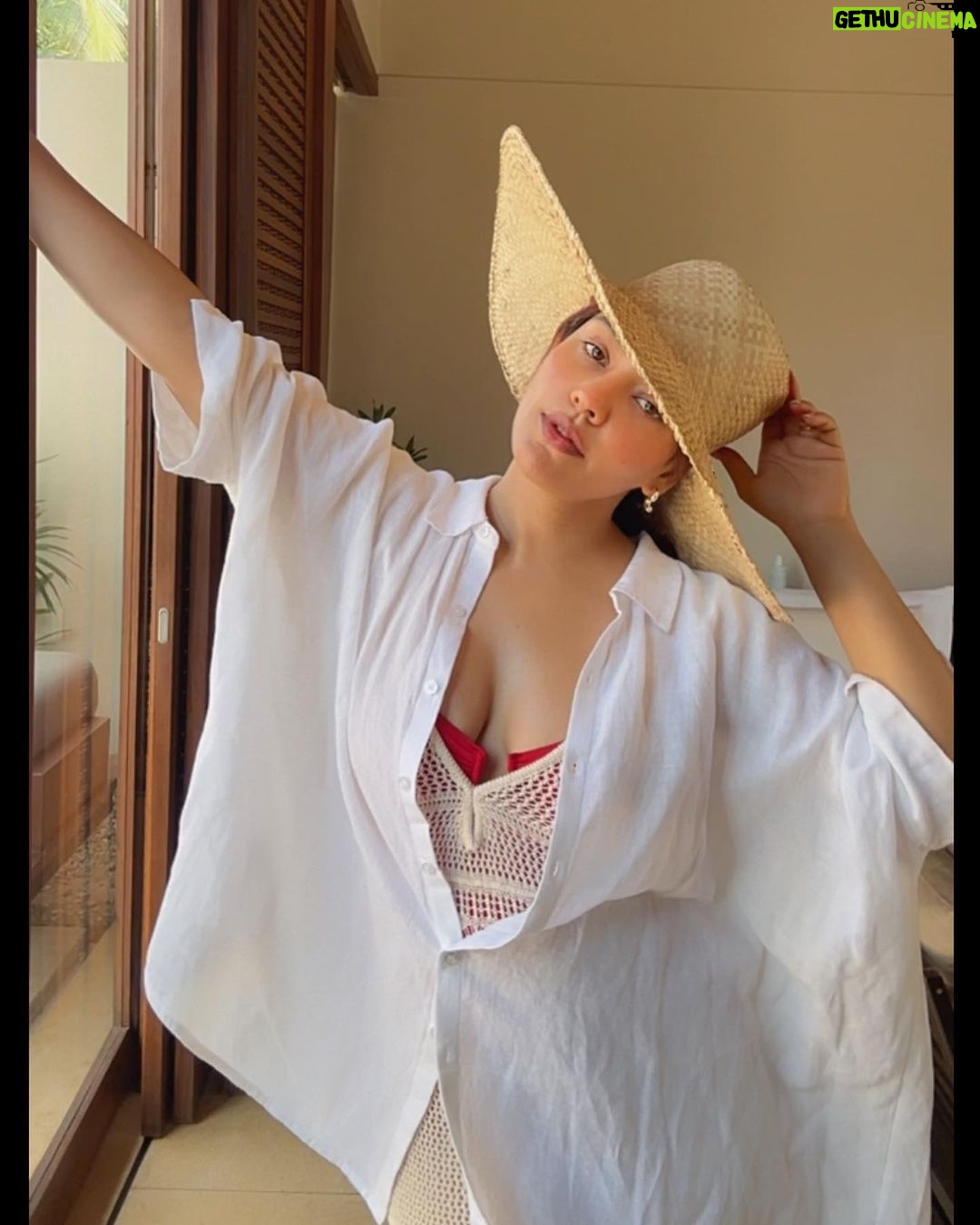 Neha Sharma Instagram - 👋 kaisa raha Sunday ?