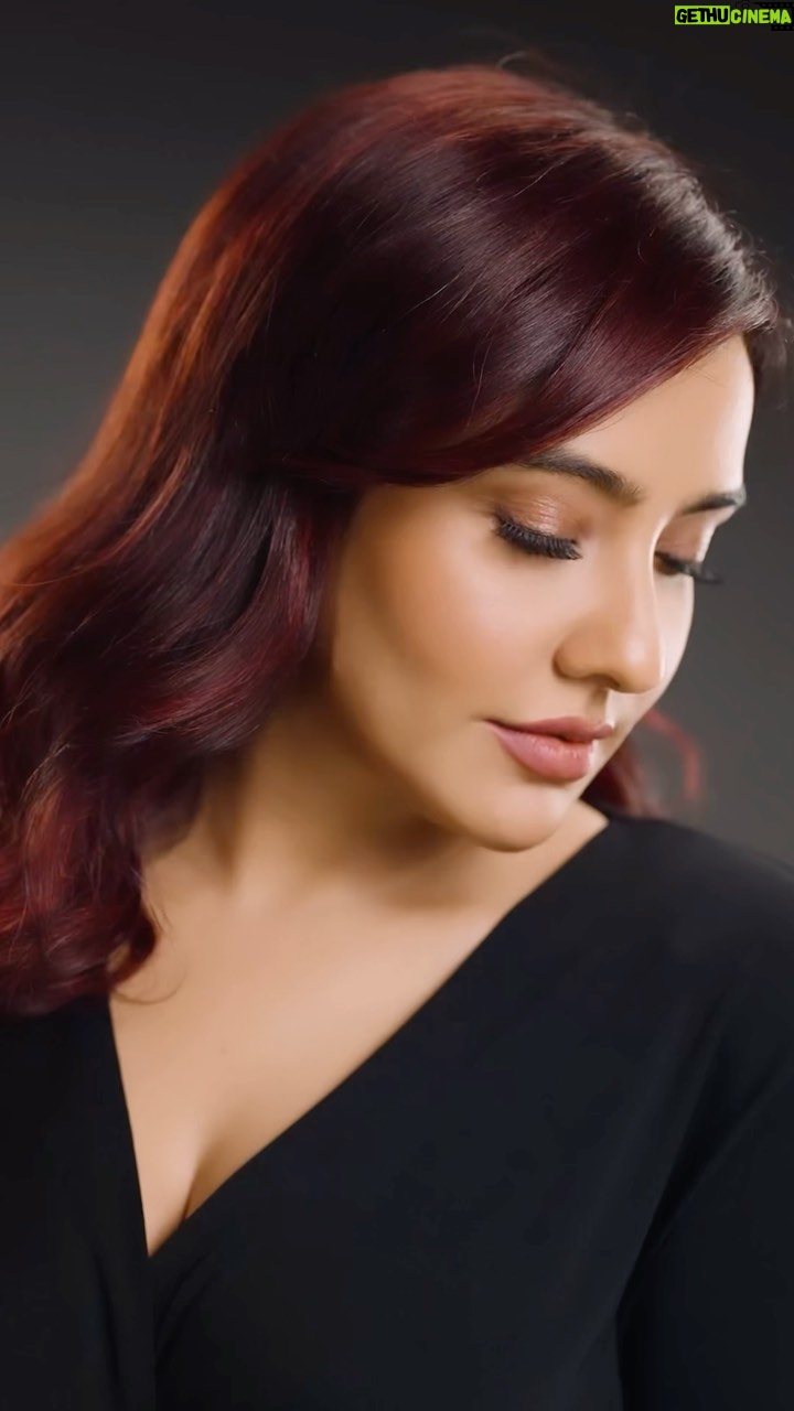Neha Sharma Instagram - Revamped and radiant for 2024! Thanks to @dhruv.abichandani for the bold new look and the seamless color choice with #iNoaID app by @lorealpro_education_india. Embracing the reds trend with confidence! π #Ad #HairColor #LorealProInReds #LorealProfIndia #LorealProlndia #LproReds #iNOAreds #GoRed #ShadesOfRed