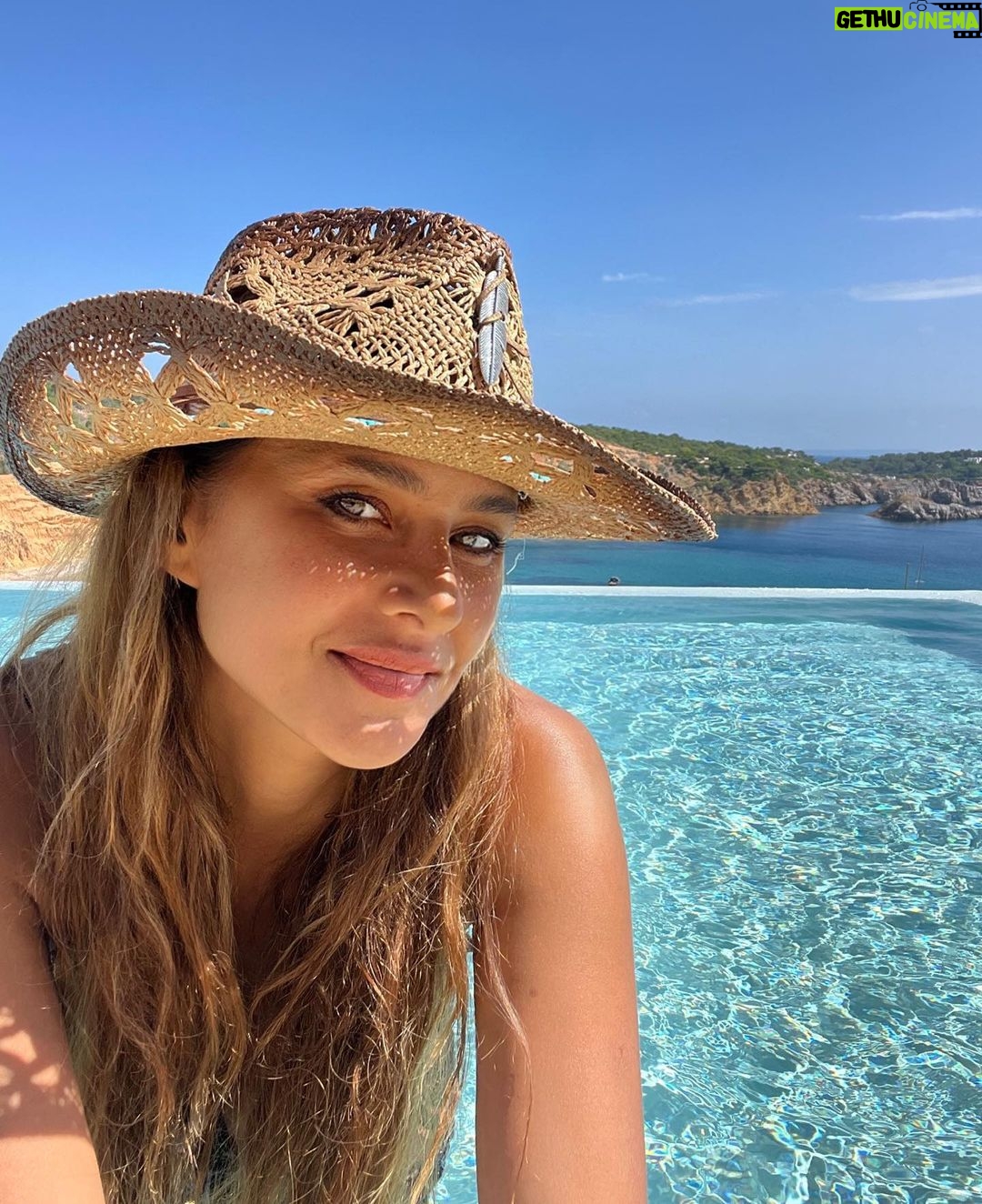 Nelly Karim Instagram - For the love of blue 💙🩵