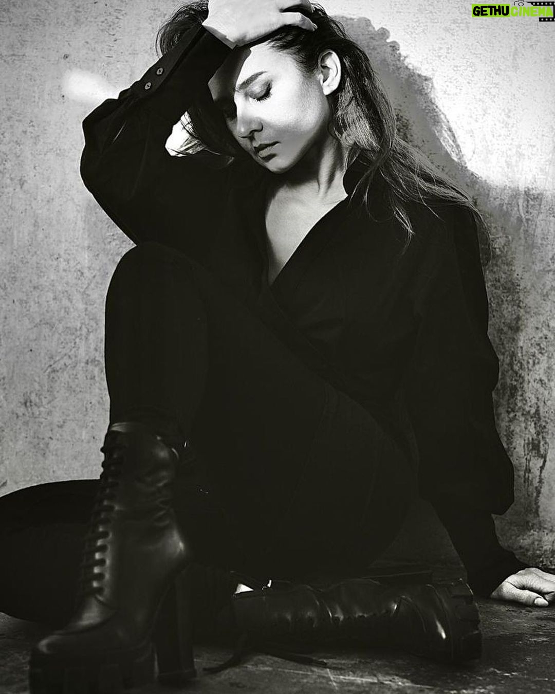Nelly Karim Instagram - Simply me .....by unique artist @araman_x #artistsoninstagram #photography #nellykarim_official #black #blackandwhite