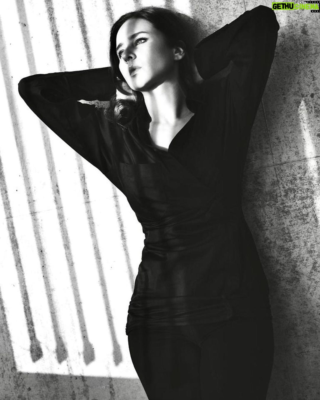Nelly Karim Instagram - Simply me .....by unique artist @araman_x #artistsoninstagram #photography #nellykarim_official #black #blackandwhite
