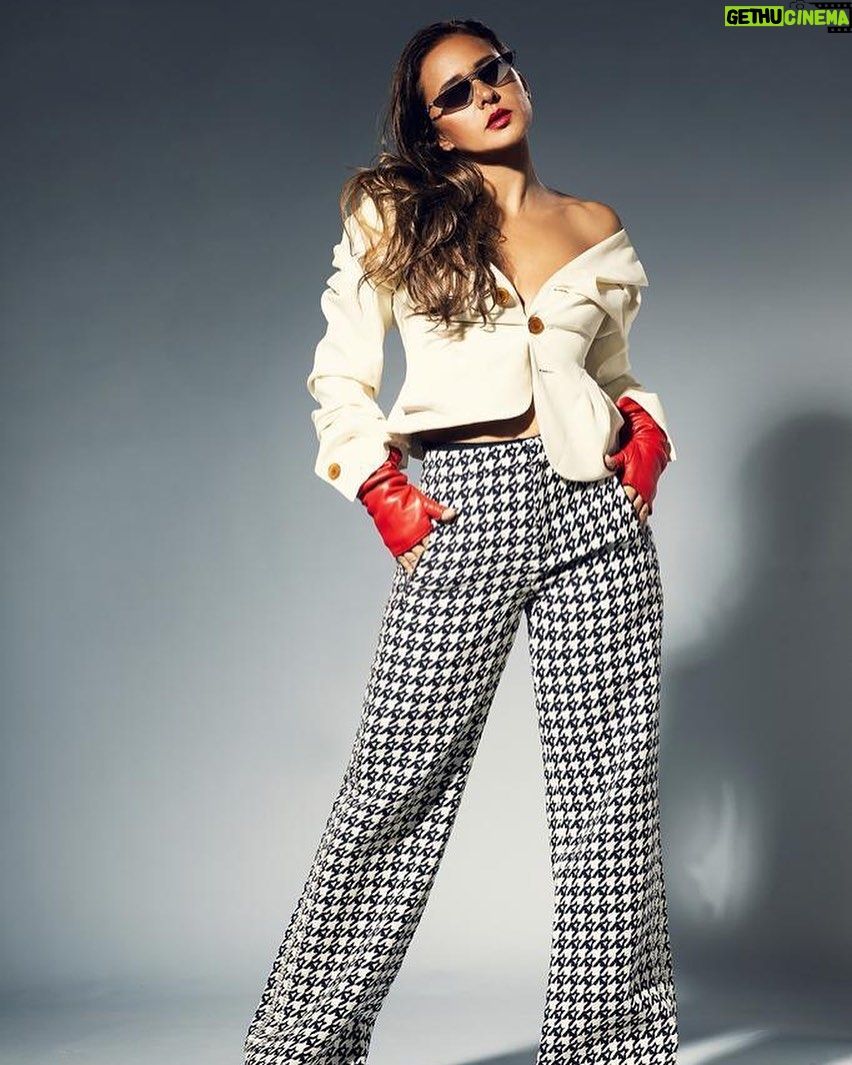 Nelly Karim Instagram - New style with @Maisa azab @sahar.m.azab photography by @sherifmokhtar_ph make up @sohakhoury hair @hassanbourji_ dresses by @villababoushka ................ the red gloves is mine 😜