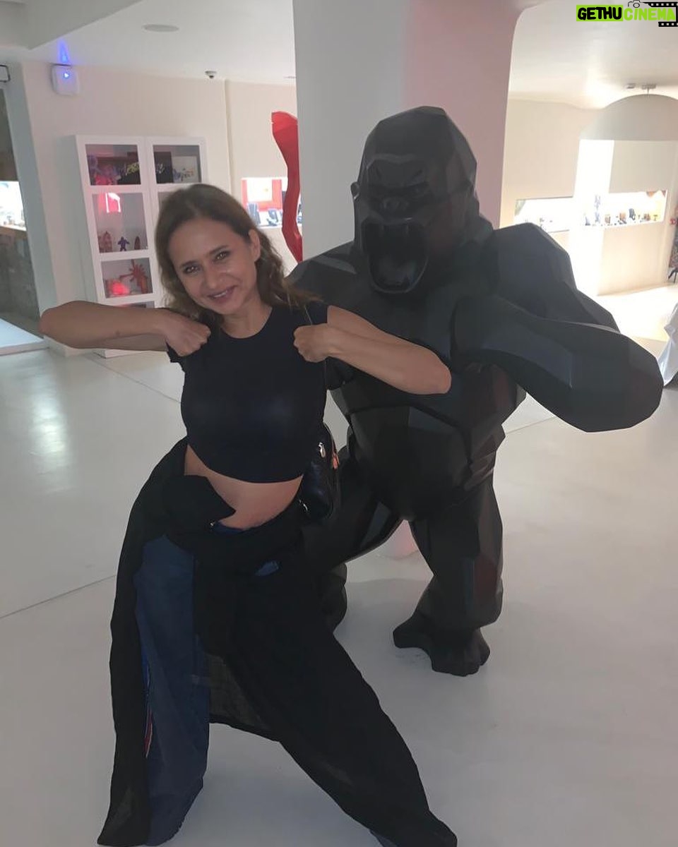 Nelly Karim Instagram - Tried to copy , but ......the original gorilla win 😂😂😂😂 #jungle #savegorillas #fun #positivevibes #me #shooting #comingsoon #