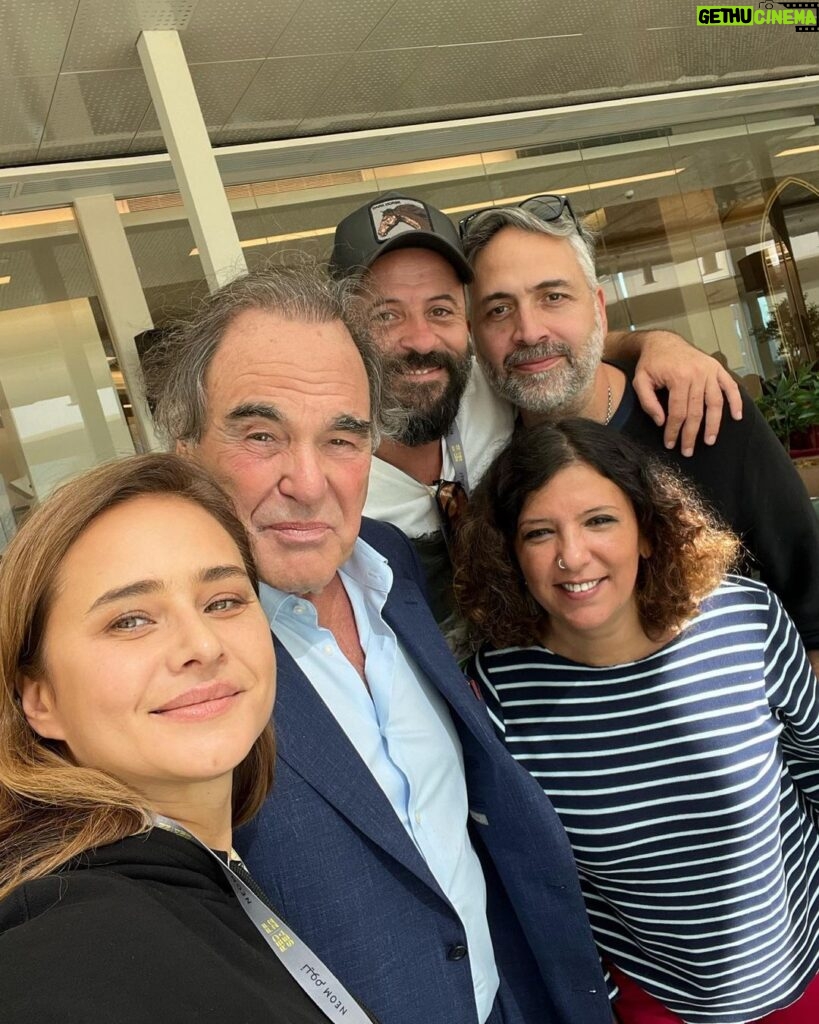 Nelly Karim Instagram - Our golden team with the legendary Oliver Stone in @redseafilm it’s such an honor and pleasure to be with all you guys 😍 @alisuliman_official @kaoutherbenhania @levandowskiy @officialoliverstone