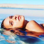 Nelly Karim Instagram - Summer don’t go ......... @batoolaldaawi I know it’s old photo but one of my very favorite 💕#nellykarim_official #sea #positivevibes #summer #photography #blue