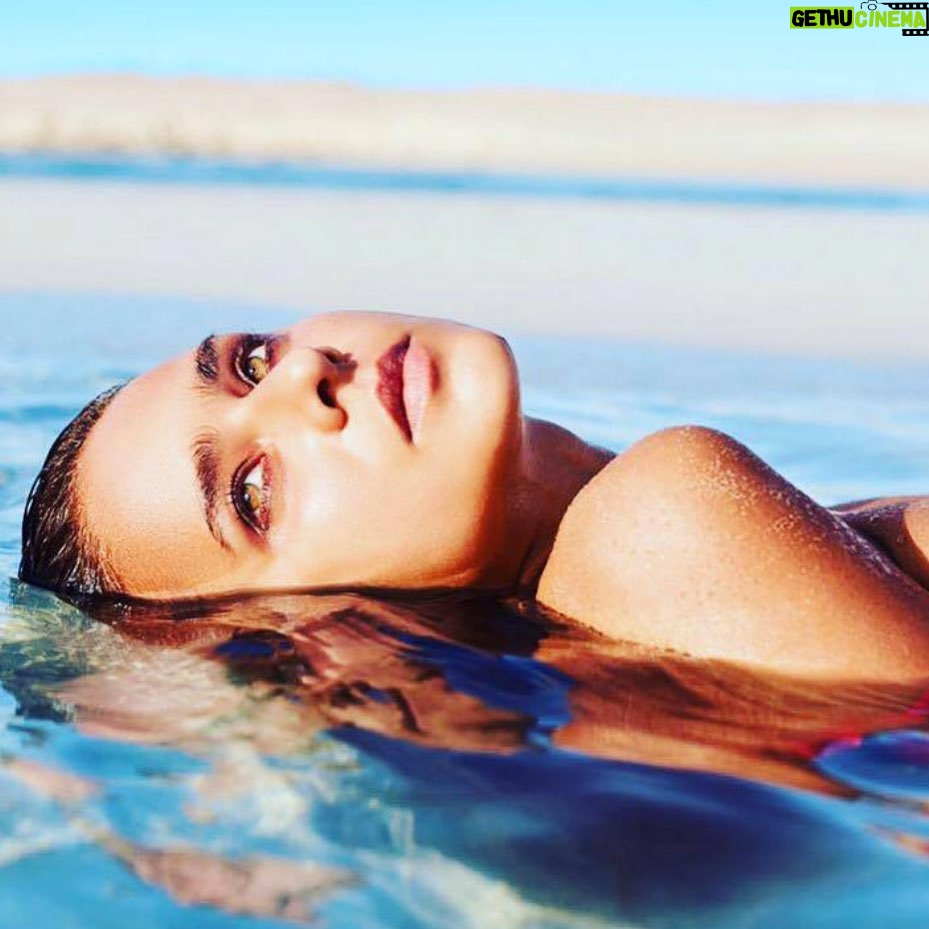 Nelly Karim Instagram - Summer don’t go ......... @batoolaldaawi I know it’s old photo but one of my very favorite 💕#nellykarim_official #sea #positivevibes #summer #photography #blue