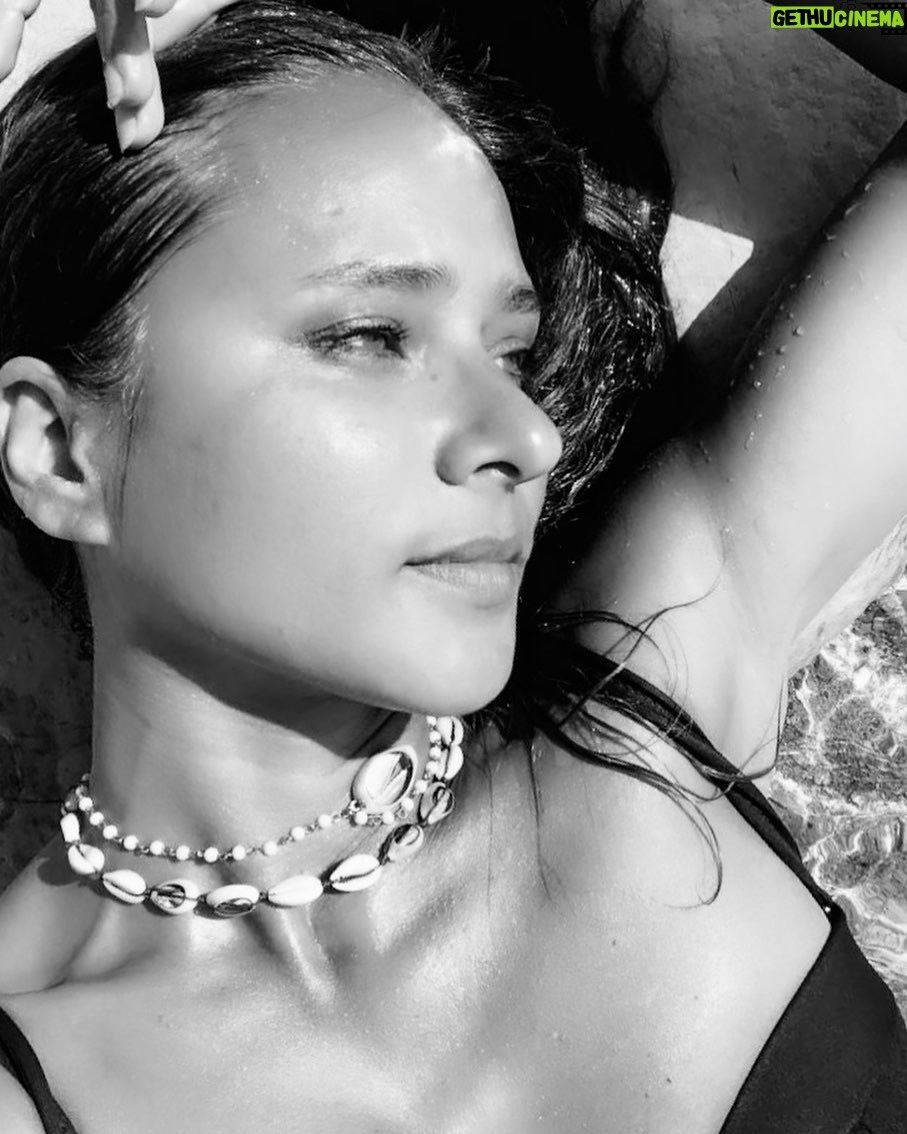 Nelly Karim Instagram - Black and white @nellykarim_official #blackandwhite #positivevibes #me #photography #egypt #sea #shells🐚