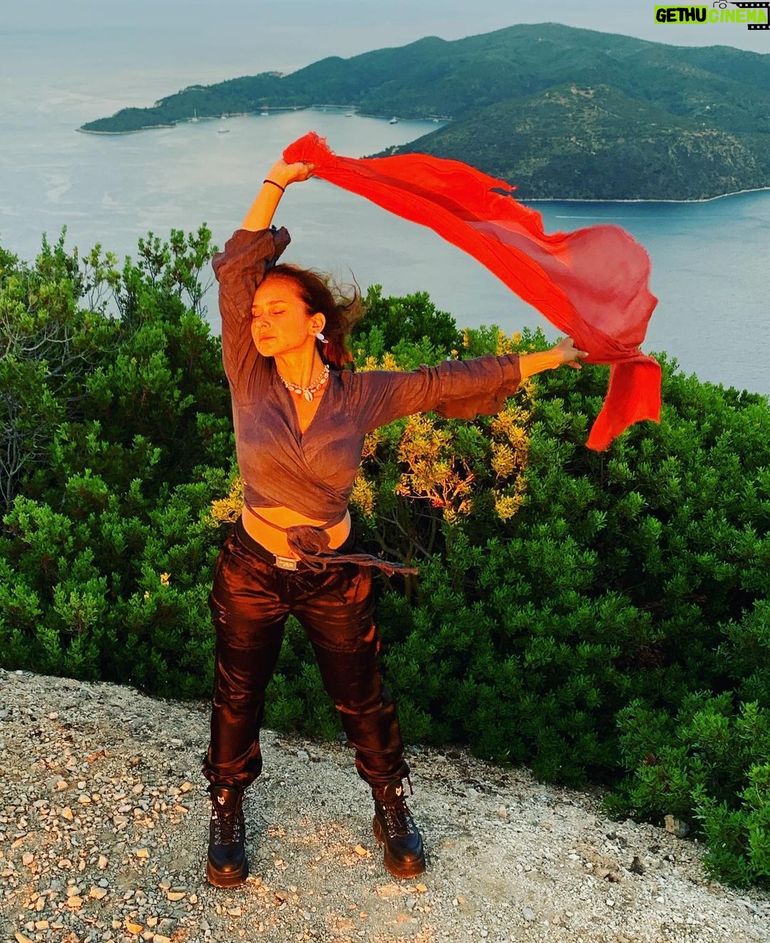 Nelly Karim Instagram - Breeze ......... @nellykarim_official @nellykarimfans #nellykarim_official #positivevibes #comingsoon #movies #egypt #egyptianactress #red #mountain #
