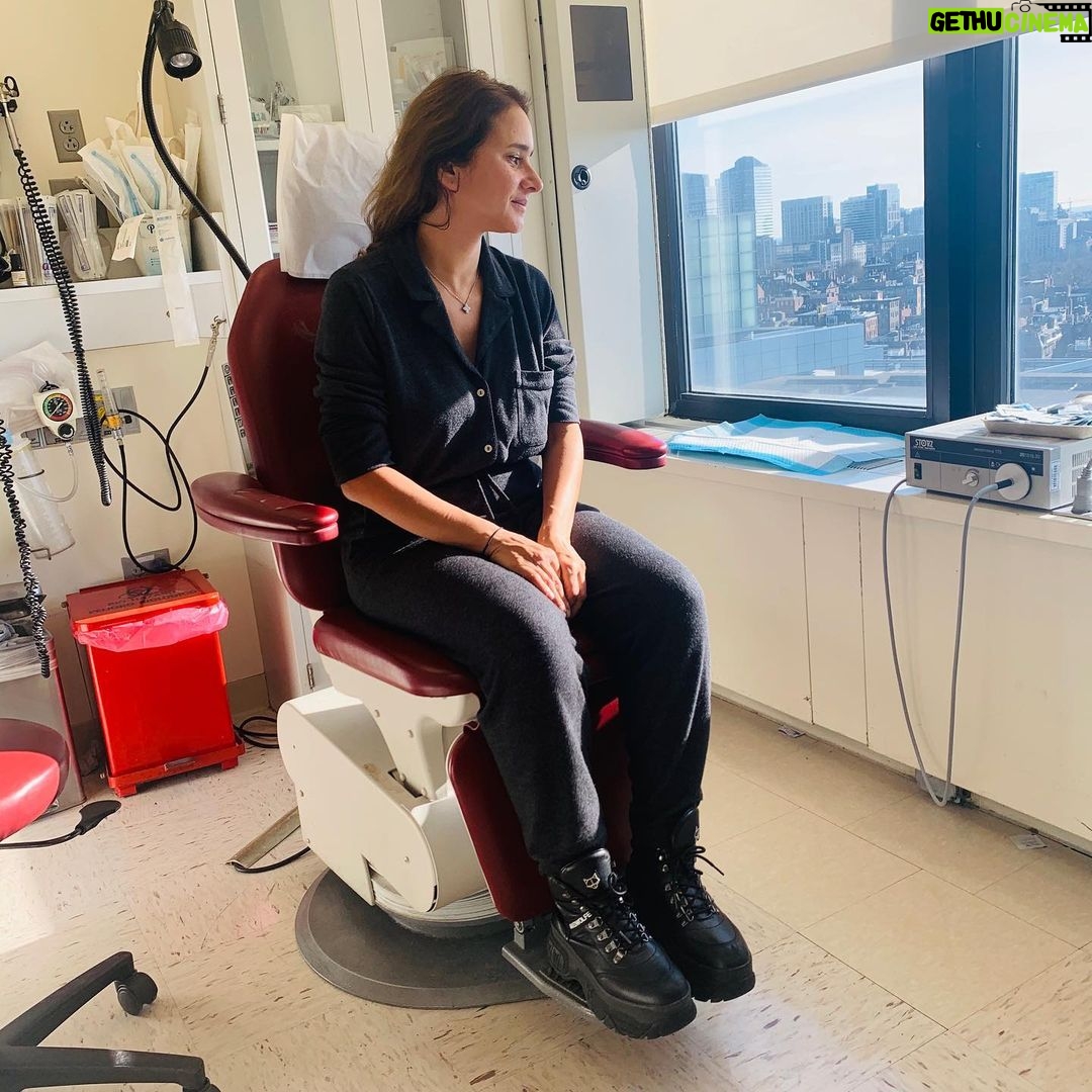 Nelly Karim Instagram - Thank you Dr Lin & amazing team ( Greys anatomy 😉) for saving my life and making an amazing job 🙏🏻@masseyeandear & @massgeneral