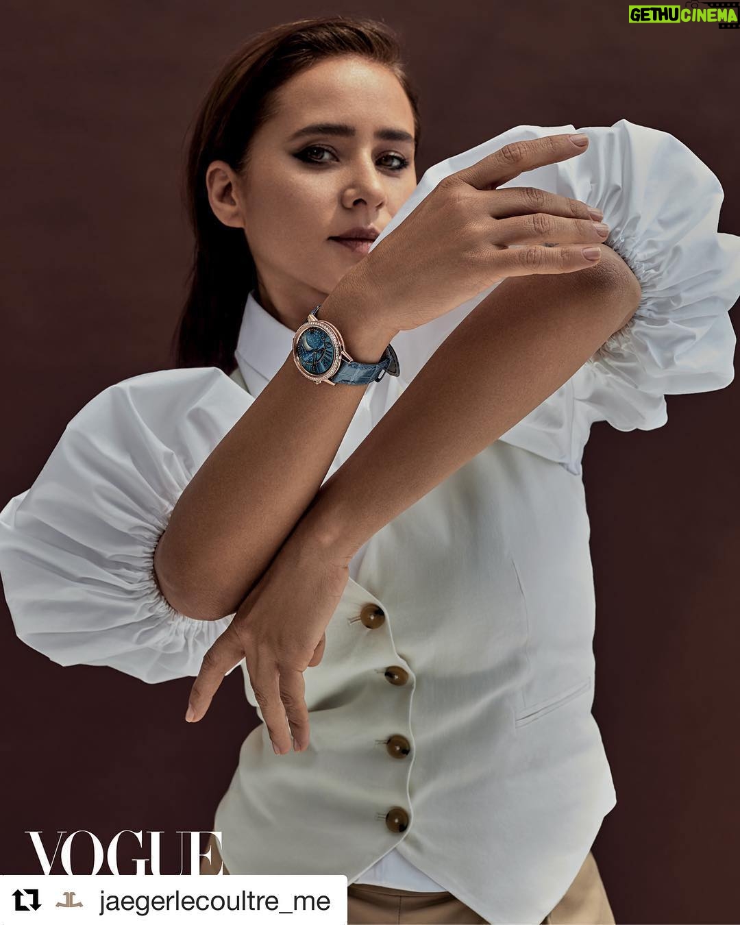 Nelly Karim Instagram - @voguearabia @jaegerlecoultre_me @jaegerlecoultre #nellykarim#vogue #jaegerlecoultre #randezvous #art #inspirationalquotes