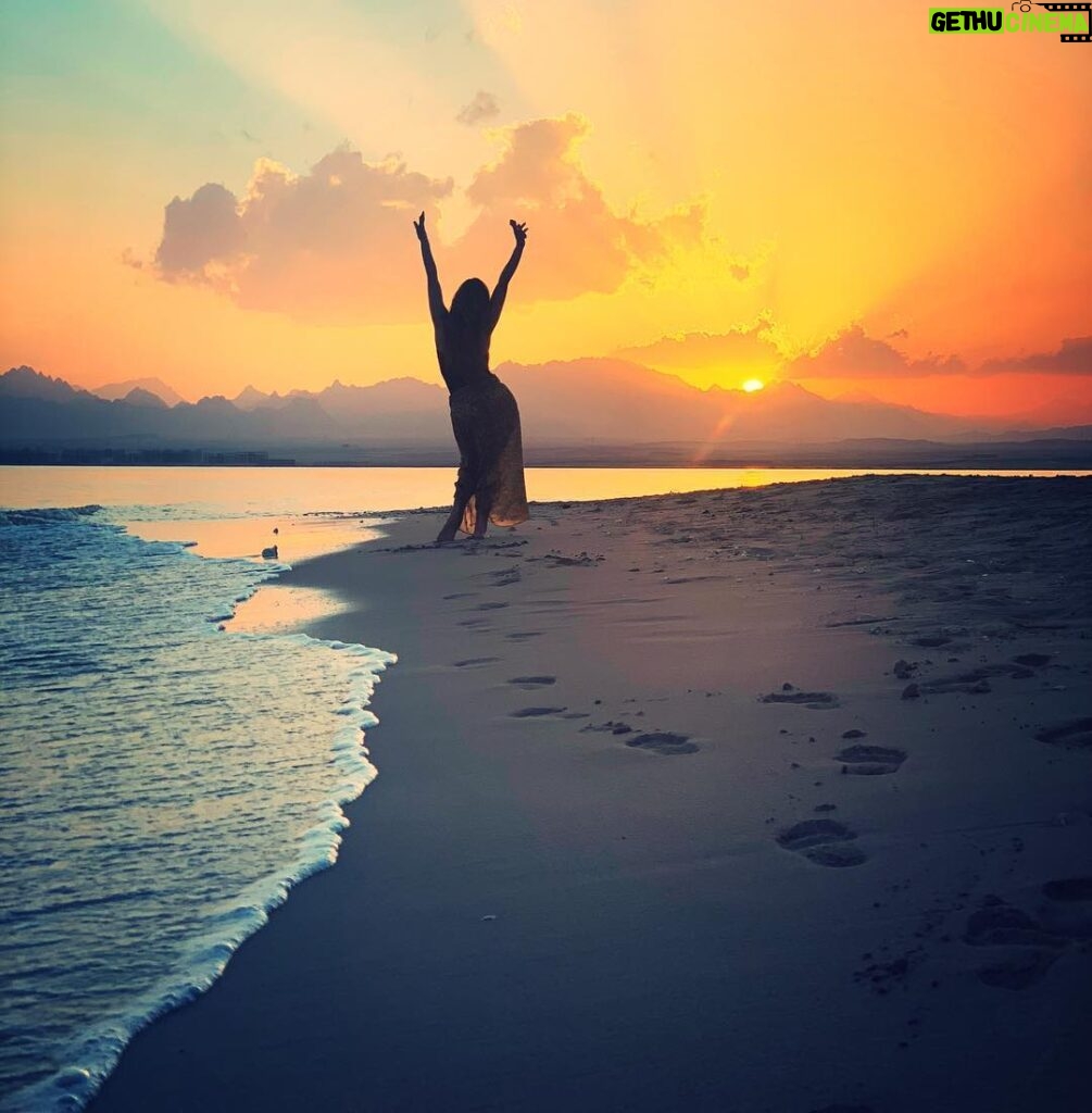 Nelly Karim Instagram - Sunset @somabayredsea @whitebeachclubsoma @thecascadesgolfresortspa #nellykarim #nellykarim_official #egypt#redsea #sunset #hurgada #positivevibes