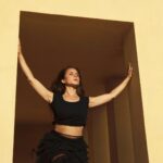 Nelly Karim Instagram - Out of the box @yousseftayehphotography @sallyrashid_ @elgounaredsea #nellykarim #photography #egypt #egyptianactress #morning