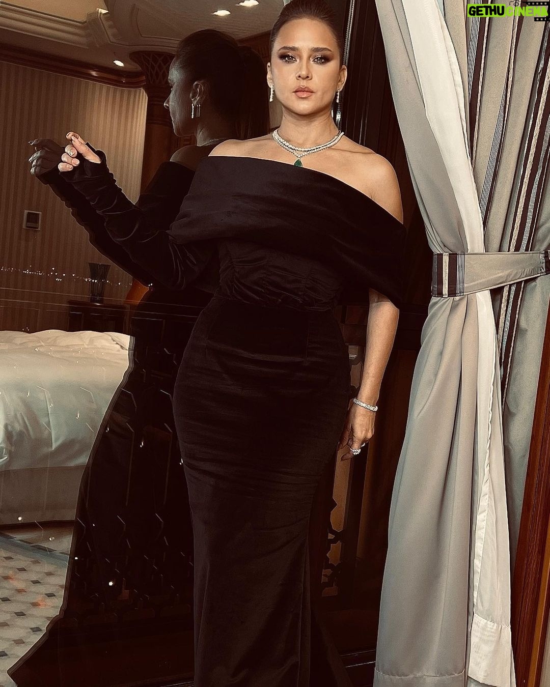 Nelly Karim Instagram - Opening ceremony @redseafilm ✨ Glam team: styling/management@ingie_elmor Dress by @saraonsiofficial makeup artist: @sharifftanyous @charlottetilburyarabia hair: @ahmed__mounir Jewelery: @noorashamsijewellery Jewelery curation: @ajourconsultancy Jeddah, Saudi Arabia