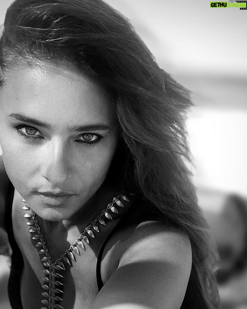 Nelly Karim Instagram - Black and white #photography #actress #nellykarim #sea #elgouna