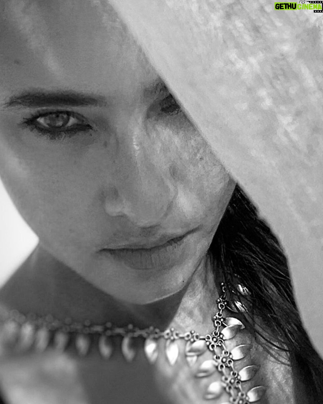 Nelly Karim Instagram - Black and white #photography #actress #nellykarim #sea #elgouna