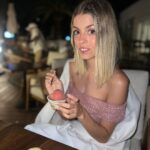 Nerea Rodríguez Instagram - Ron 🦊 y yo echamos de menos el verano 🥲 Ibiza, Spain
